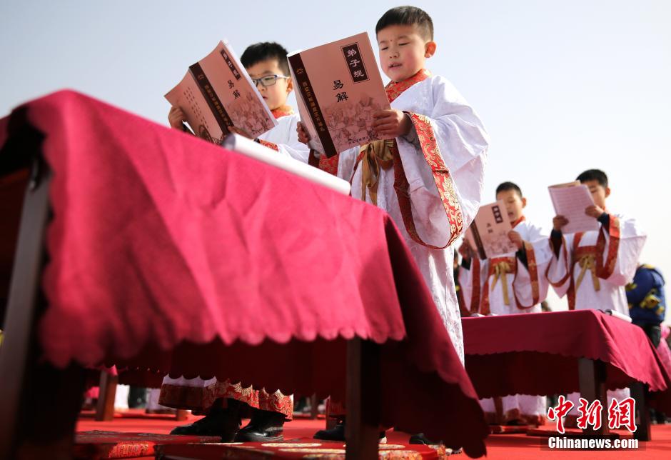 2月20日，55名学龄儿童齐聚西安汉城湖畔,身穿汉服,隆重举行“开笔礼”。“开笔礼”是中国传统文化中对少儿开始识字习礼的一种启蒙教育形式。古时“开笔礼”是极为隆重的典礼，对学童而言有着重大意义，是人生四大礼之一。 张远 摄