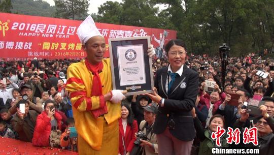 图为吉尼斯认证官给阿炳颁奖。 张广权 摄图为阿炳现场烤制全羊。 张广权 摄